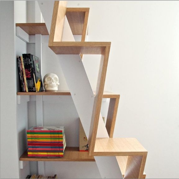 Las escaleras pequeñas pueden ser un espacio decorativo y funcional