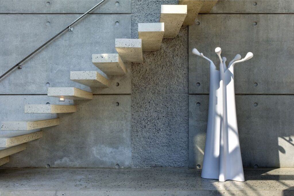 Los escalones de concreto le dan personalidad a esta escalera recta