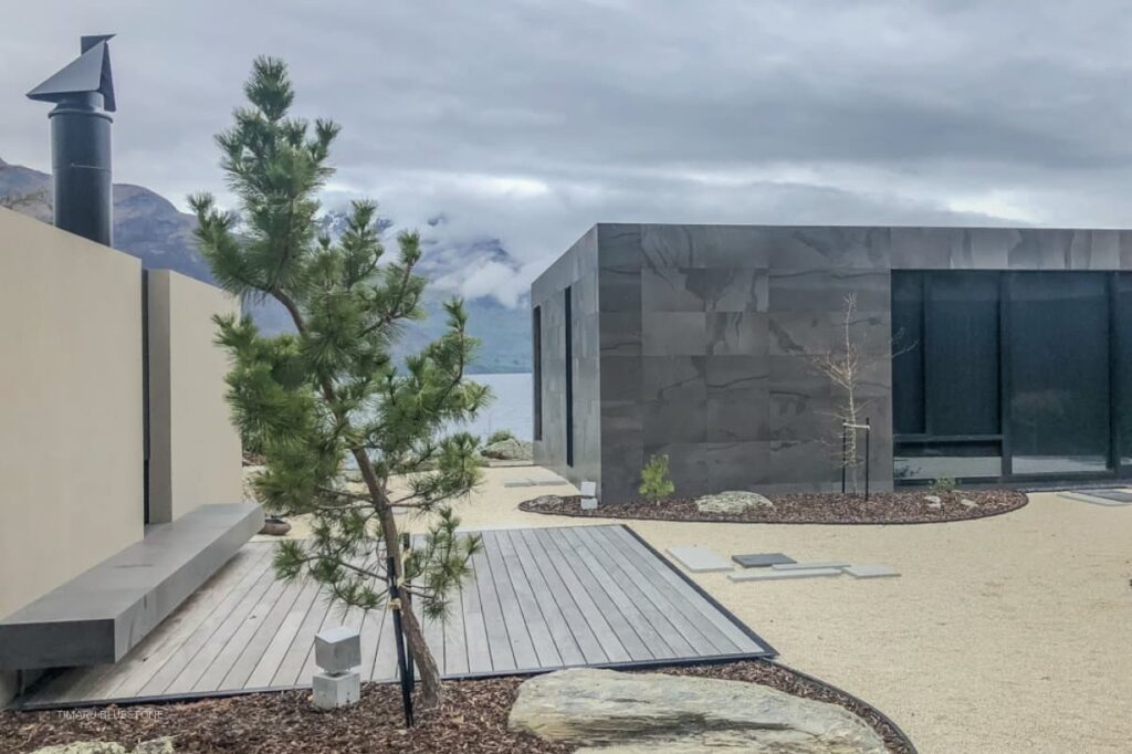 La arquitectura minimalista con piedra y vidrio