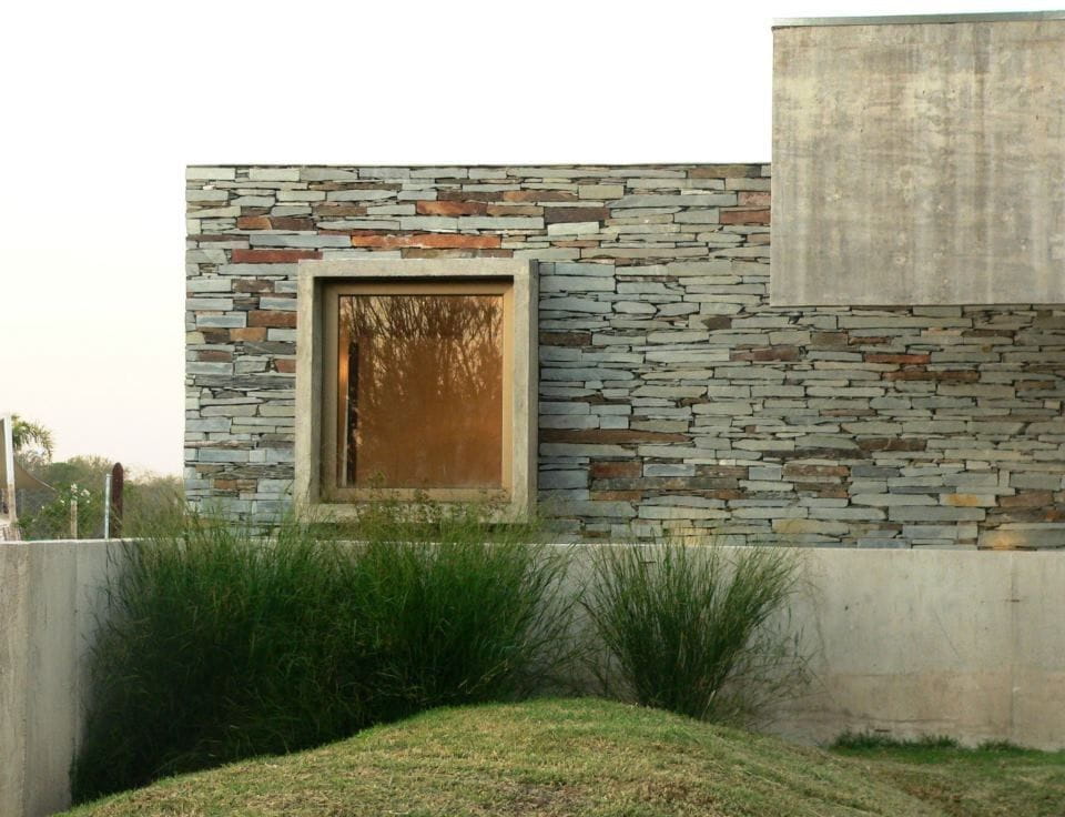 La piedra natural en fachada de casa moderna