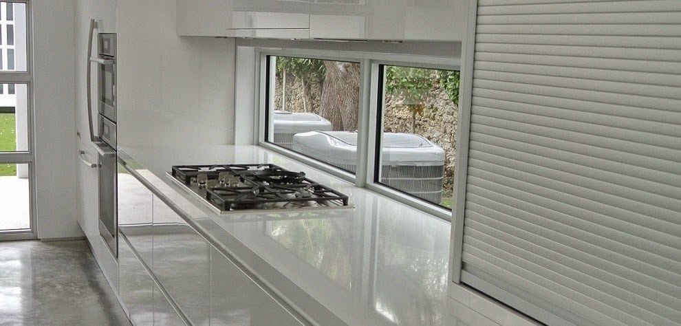 El diseño de cocinas debe evitar la colocación de la estufa junto a cualquier ventana.