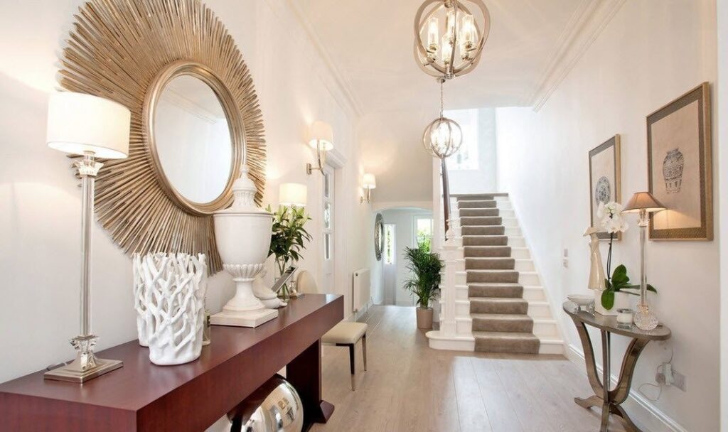 Los espacios interiores de una casa de lujo, vestíbulo de acceso a una casa moderna de lujo con diseño de interiores en color blanco y arena
