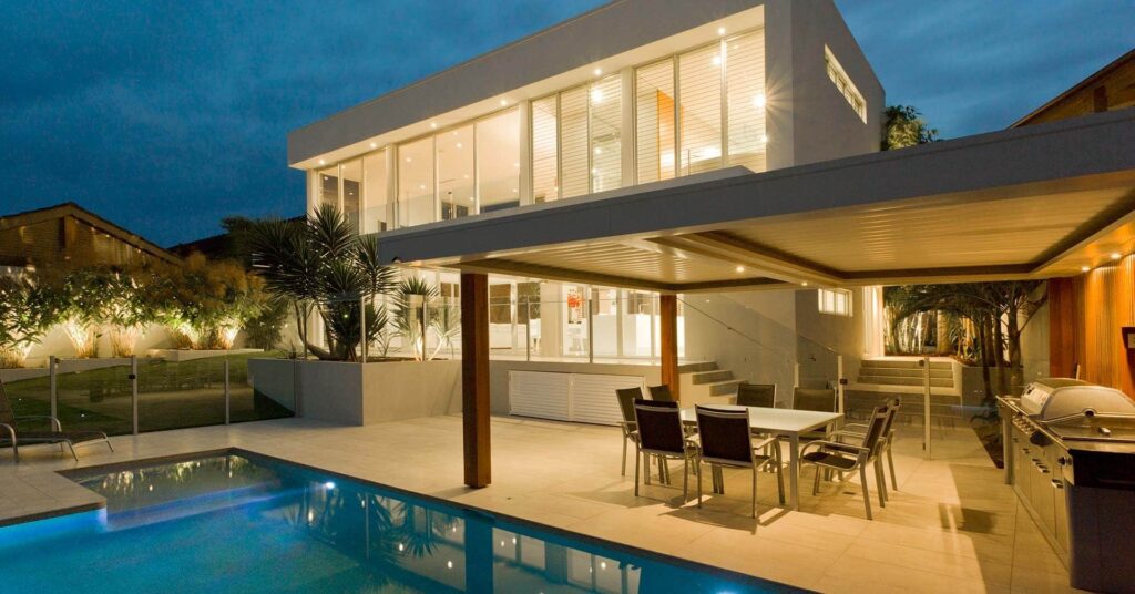 Elegante terraza abierta y alberca de una casa moderna de 2 pisos